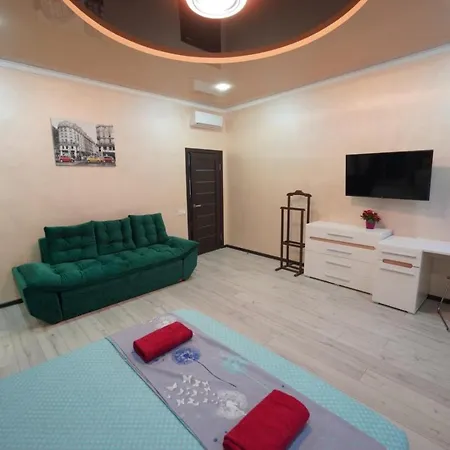 With 2 Bedroom Near Malevich And Opera House * לבוב